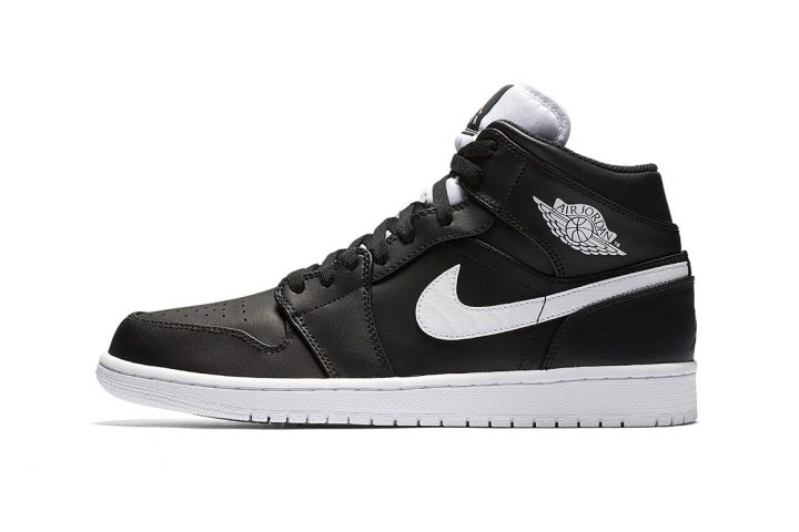 Air Jordan 1 black white side