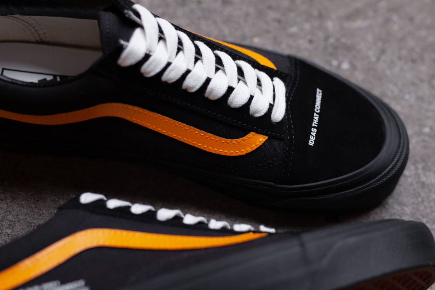 Layouten tema Mitt Coutié's "Ideas That Connect" Vans Old Skool Sneakers - Sugar Cayne